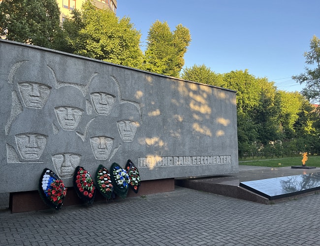 Мемориальный комплекс на братской могиле советских воинов и Вечный огонь