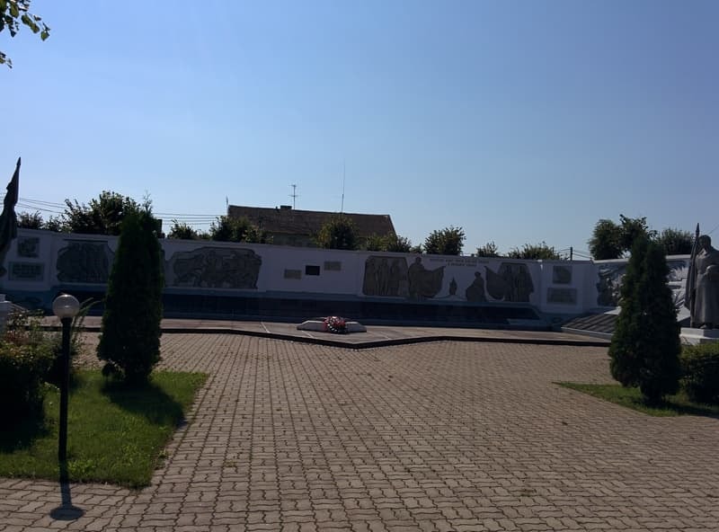 Мемориальный комплекс на братской могиле советских воинов