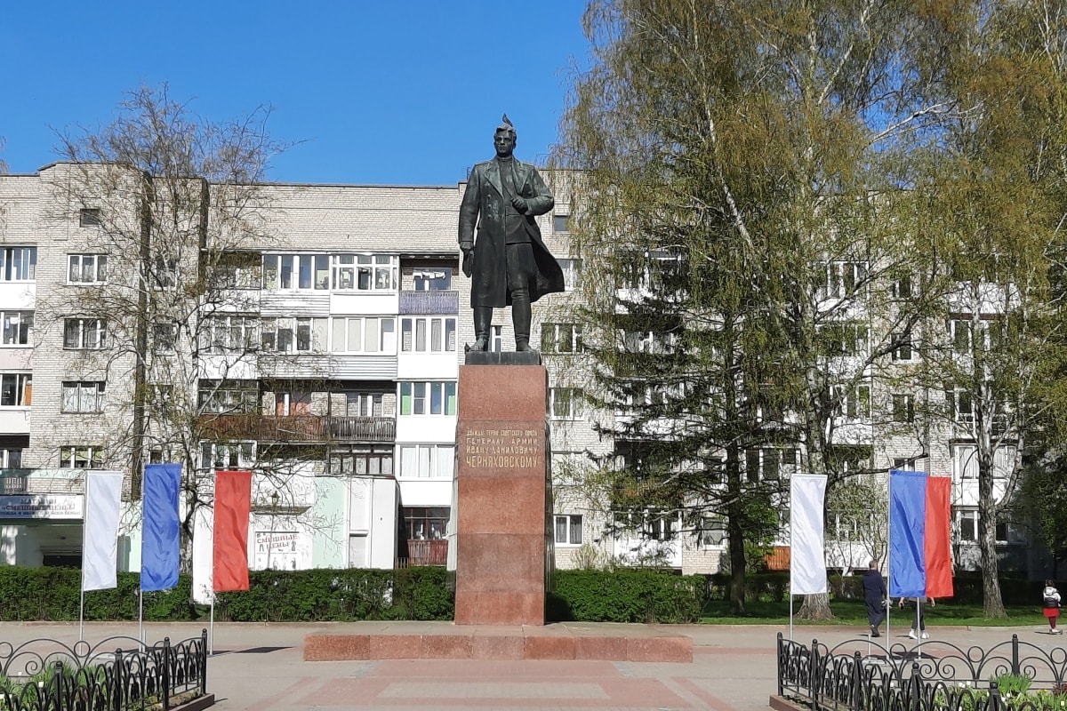 Памятник Черняховскому