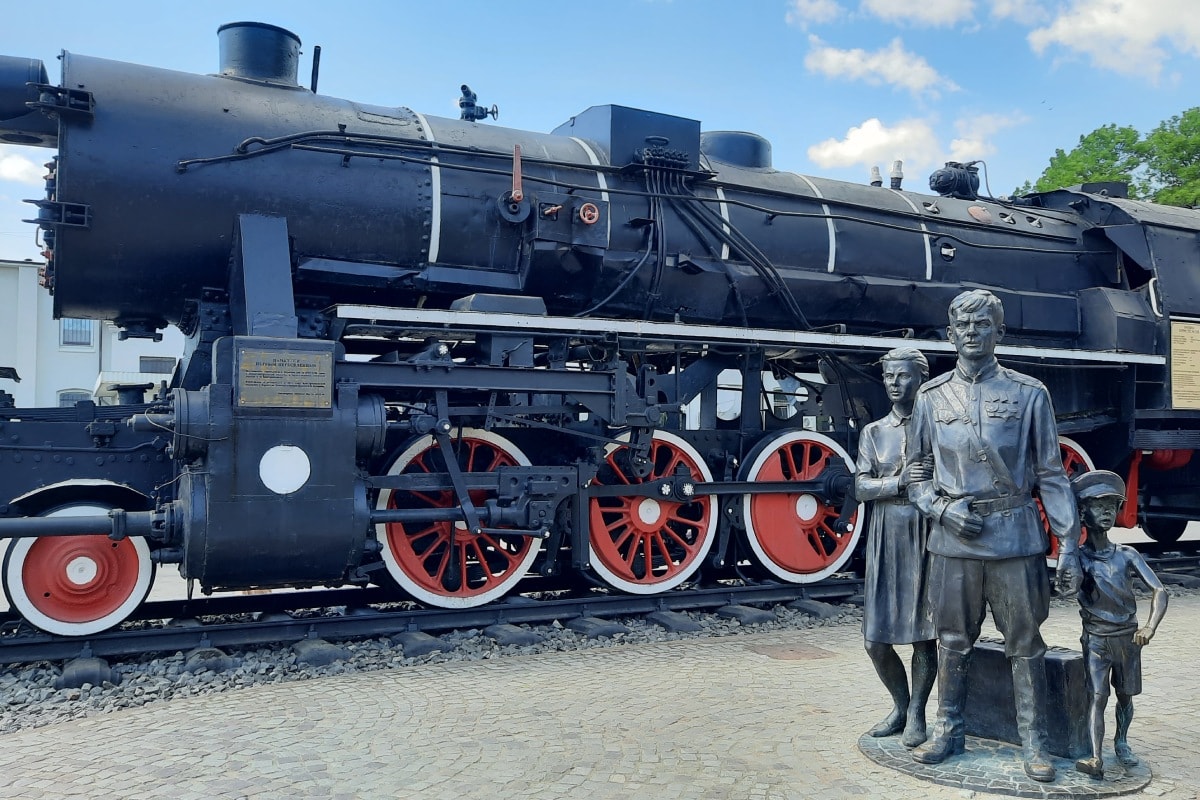 Памятник первым переселенцам